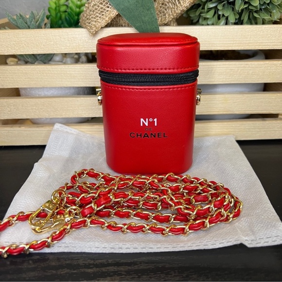 Chanel GWP N1 de Chanel Red
Crossbody Case with Chain Strap ❤️ - Picture 1 of 16
